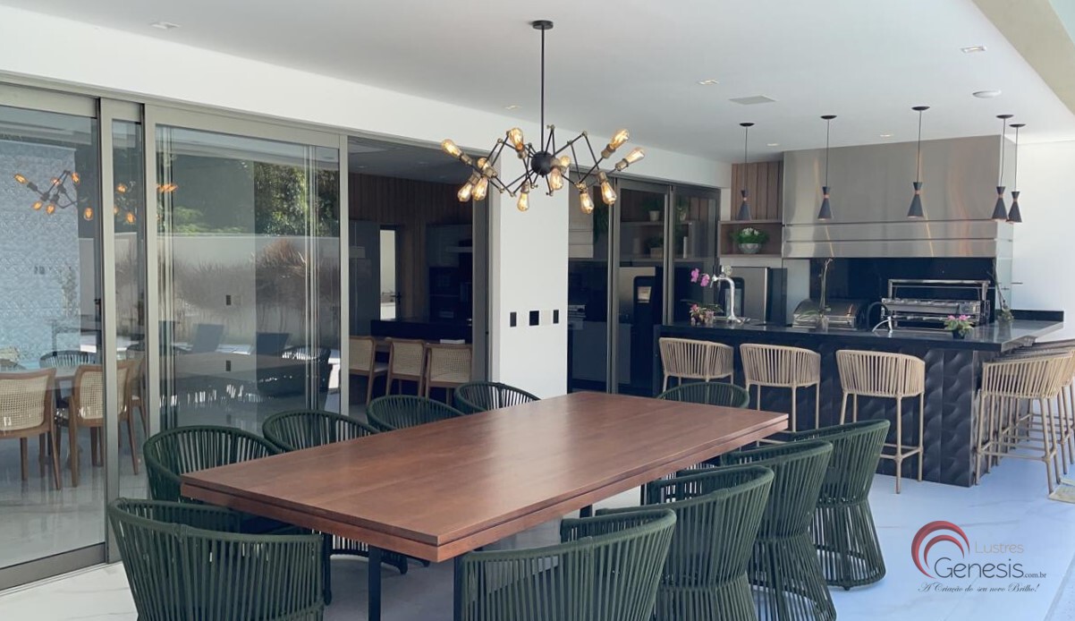 Lustre Pendente Moderno Hasan instalado em uma área gourmet moderna com mesa de jantar e cadeiras elegantes. Lustres Gênesis loja online de Lustres e Iluminação Decorativa